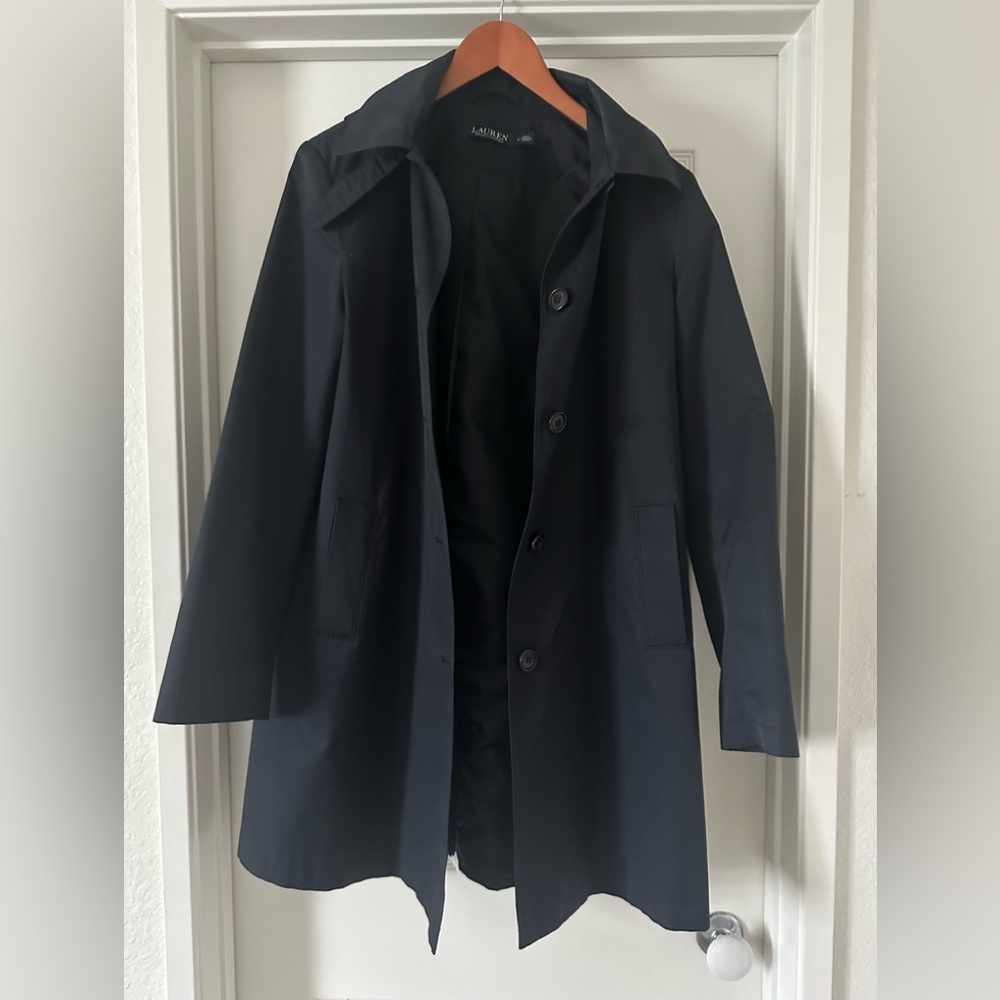 Women’s navy blue Lauren raincoat with detachable hoodie. Fully lined w/ pockets